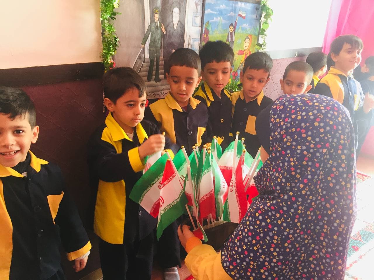 برگزاری جشنهای دهه فجر  واعلام همبستگی با ایران عزیز وارمانهای امام راحل (ره)وانزجار از دشمنان اسلام به خصوص اسرائیل کودک کش و پرچمشان توسط نونهالان به آتش کشیده وتیکه تیکه شد ‌کودکان شعارهای انقلابی سردادند و نقشه ایران با پروانه های کاغذی تکمیل کردند.